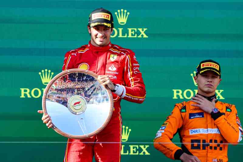 Norris tiene la mayor cantidad de podios sin una victoria (14) en la historia de la F1 después de llegar tercero detrás de Charles Leclerc y Sainz, izquierda, el domingo