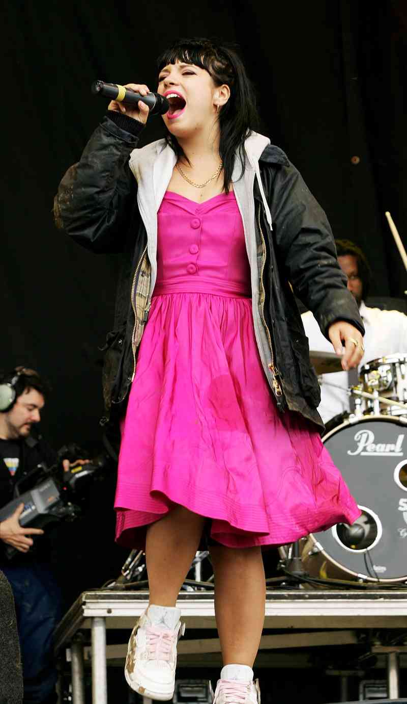Lily Allen llevó su Barbour en el escenario con un vestido rosa en Glastonbury